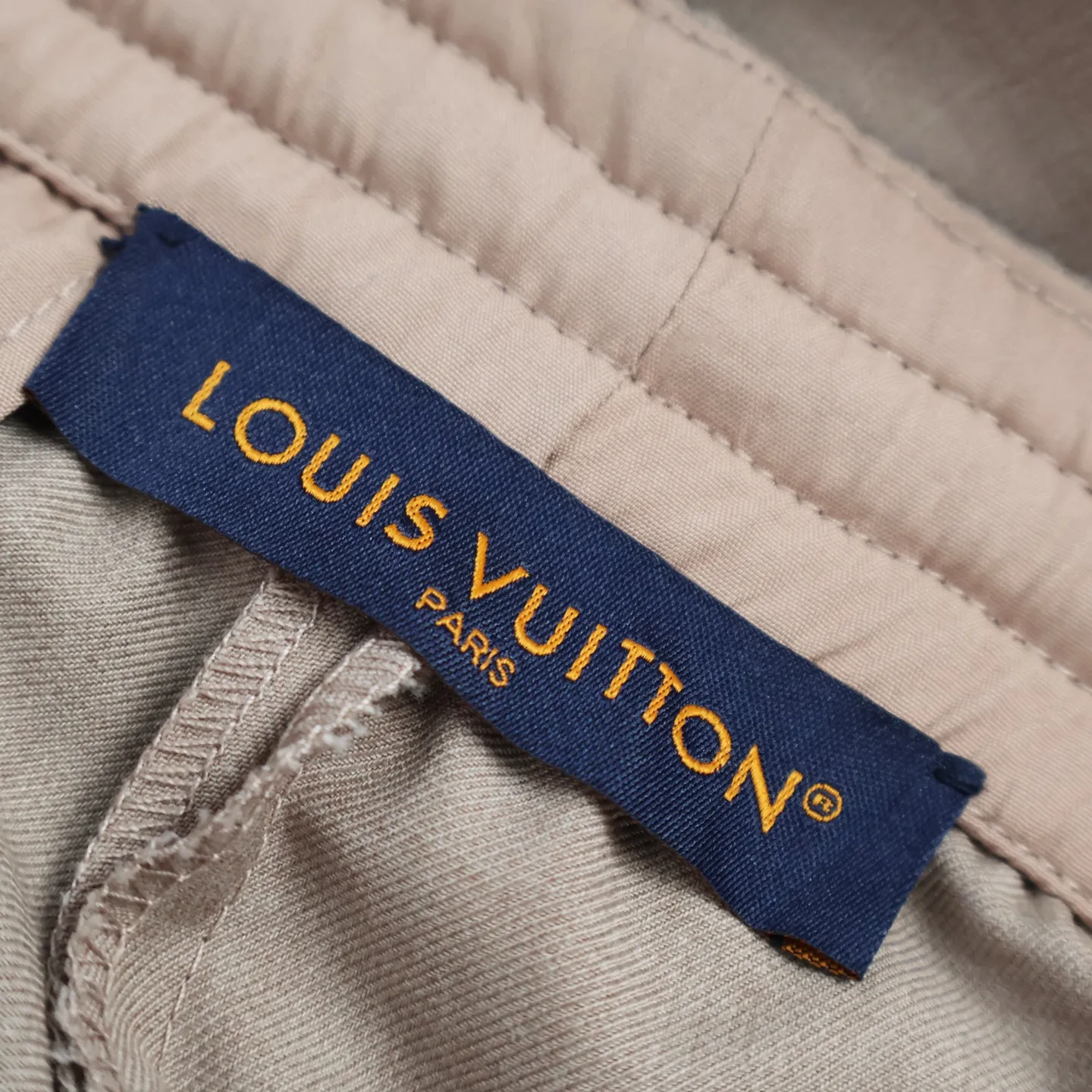 🅿️620 1v wool straight trousers. The original version was purchased for 9,300 and developed. It took several months to finally ship. It was delayed due to fabric problems. The cost of the original 100 worsted wool is very expensive. Straight version. Back pocket patch embroidery. Behringer embroidery machine operation. Size:44-46-48-50